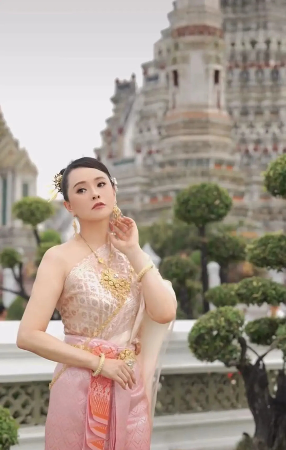 伊能静带家人去旅游穿泰国服饰被嘲虎背熊腰女儿五官清秀