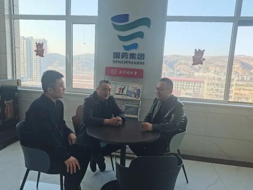 3月14日,吕梁经开区人力资源局局长田海鹏带队赴包联企业国药控股吕梁