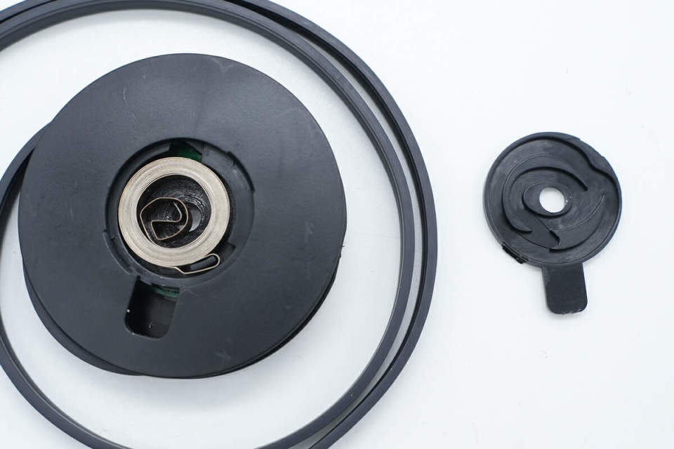 转轴另一侧设有发条机构.内部自带的充电线特写.