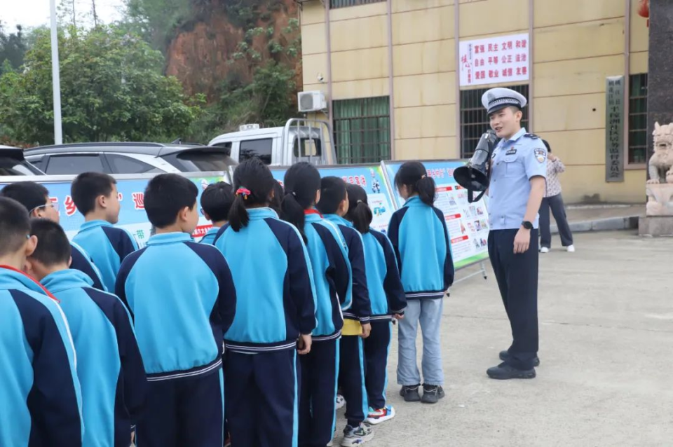 益阳市扬帆育才职业学校联合桃江高新区派出所开展"杜绝校园欺凌68