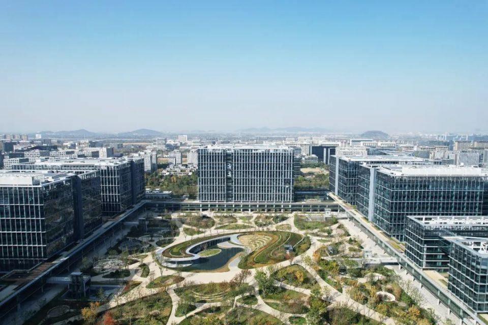 上,光环越大的公司,越需要普通人扮演螺丝钉的角色,一个项目的好与坏