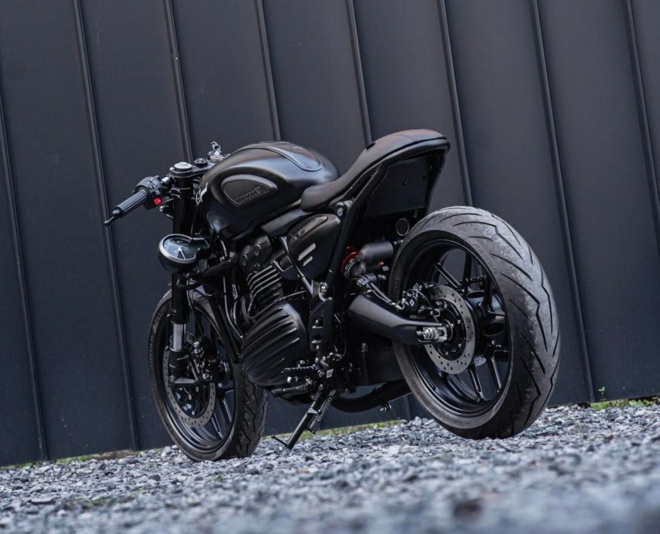 凯旋Speed 400极简黑化改装-腾讯新闻