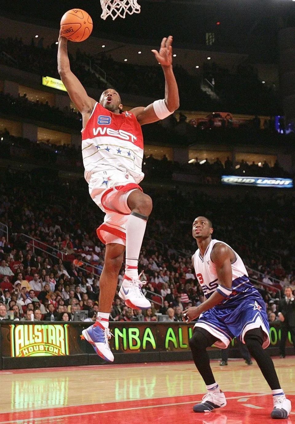 ▼ 赛场版本但其实科比当时在比赛中上脚的配色是白,红,蓝配色,至于