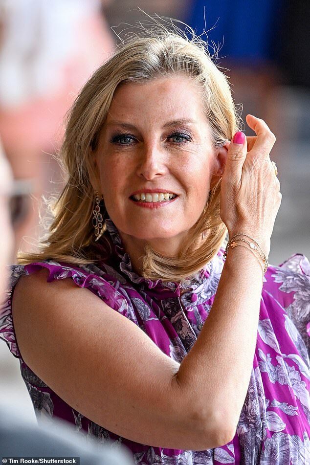 威廉王子难得和小婶同行58岁苏菲王妃元气十足被赞比凯特还美