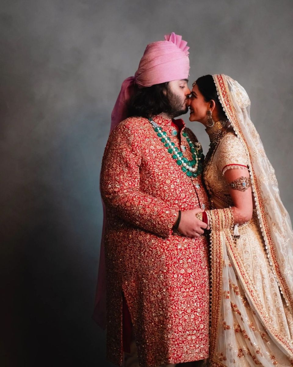 04伊莎·安巴尼作为新娘的姐姐,佩戴了由九种不同宝石组成的"九宝项圈