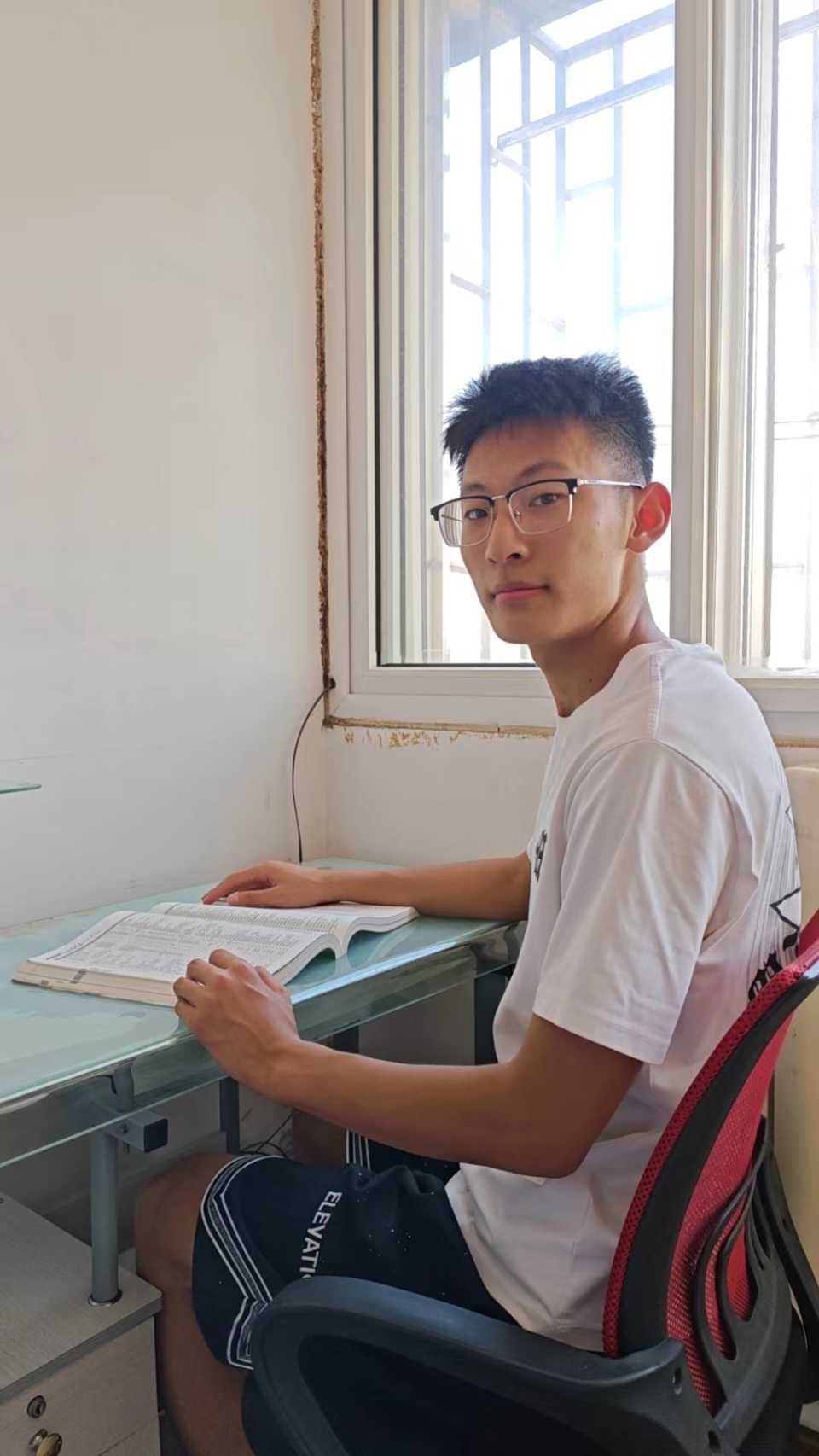 即墨四中体育考生王译禾:"半路出家",汗洒绿茵,拿下体考满分