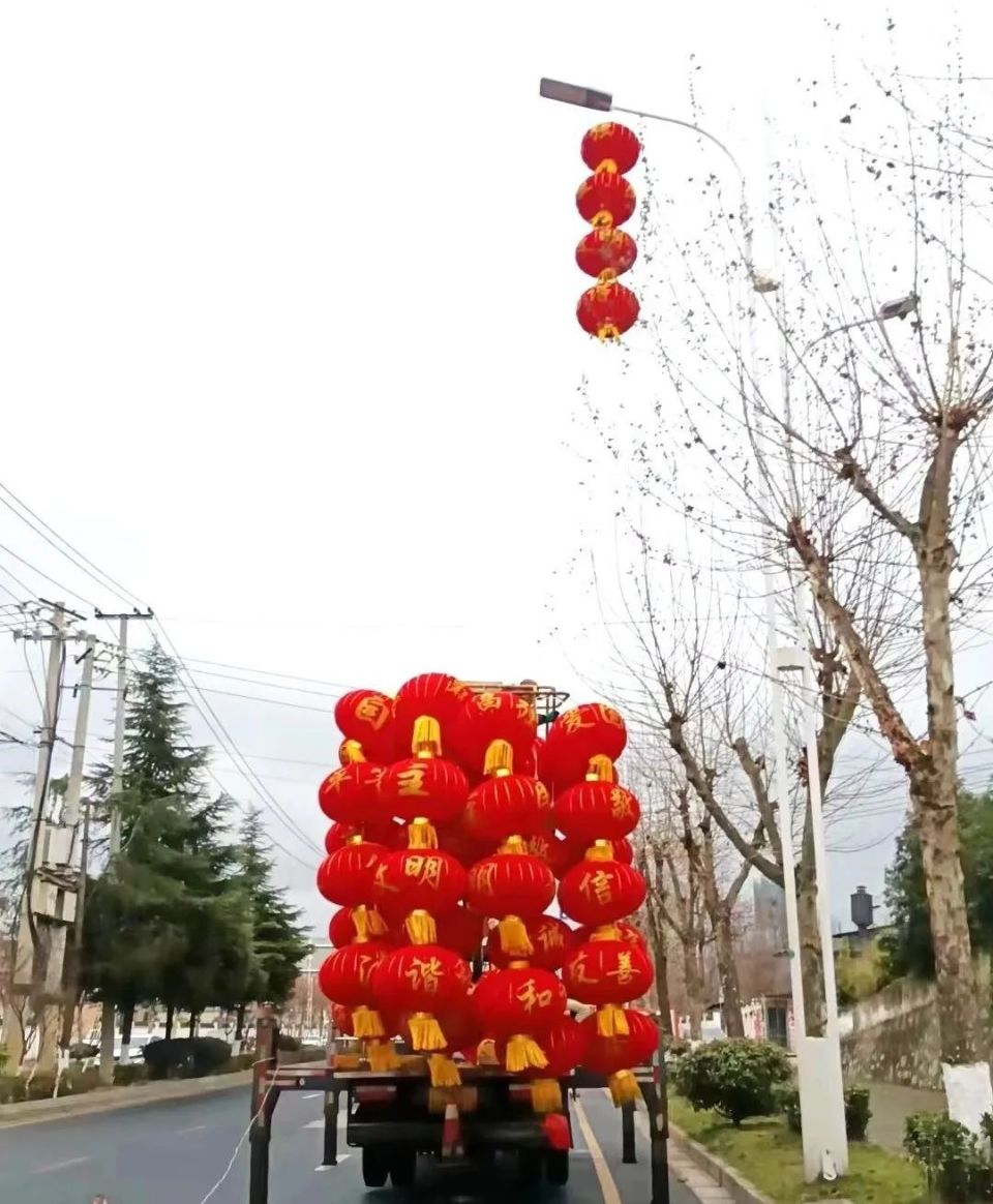 放眼望去,馬路兩側一串串紅燈籠連成一片,在微風中輕輕搖曳,顯得更