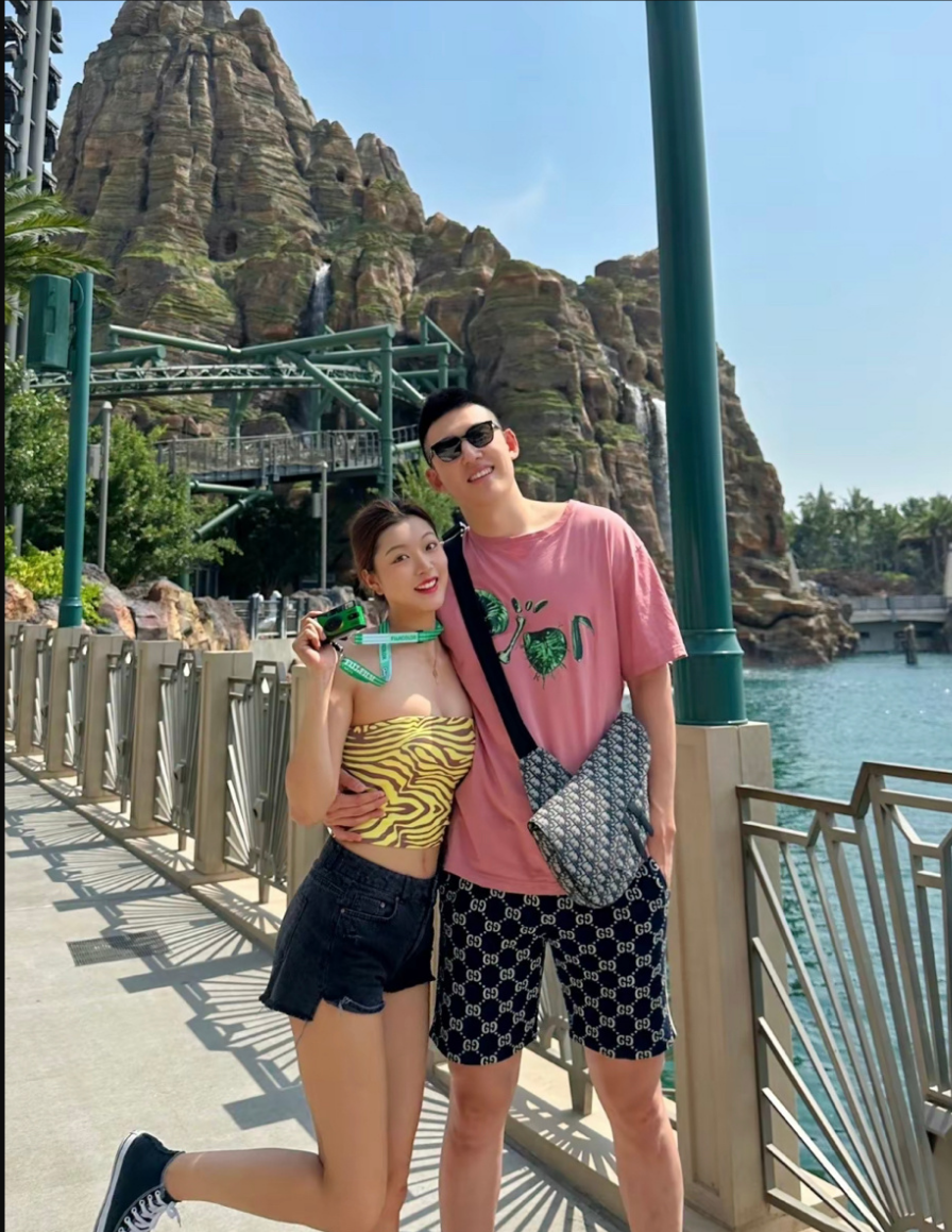 付豪携漂亮女友逛环球影城,女友穿抹胸热裤大长腿吸睛_腾讯新闻
