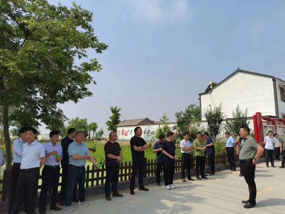 5月25日, 庆安镇采取"逐村观摩,走街进巷,现场评比"的模式,开展人居