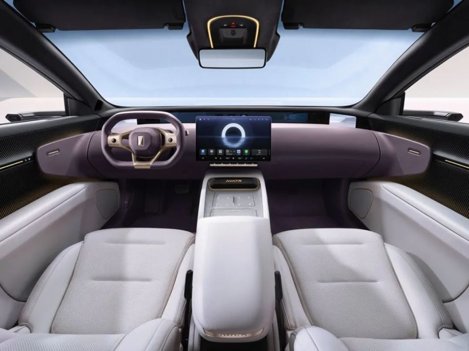 多样化壁纸方案,快捷卡片加底部dock栏的设计,不免让人联想到平板电脑