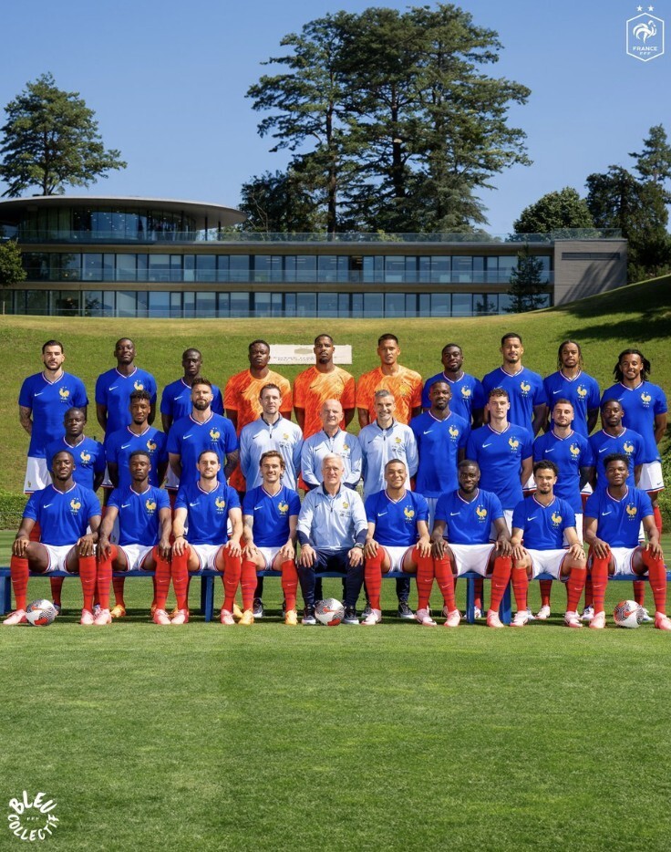 法国队官方发布欧洲杯全家福:25名球员,4名教练组成员出镜