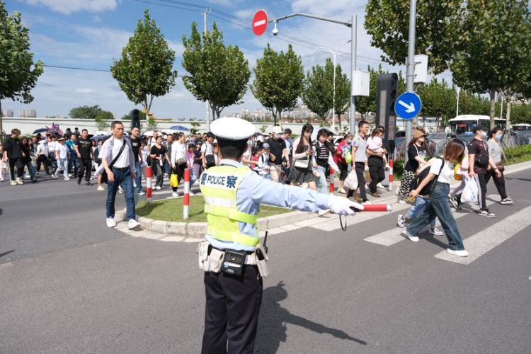 上海野生动物园迎来大客流,浦东警方多措并举维持秩序