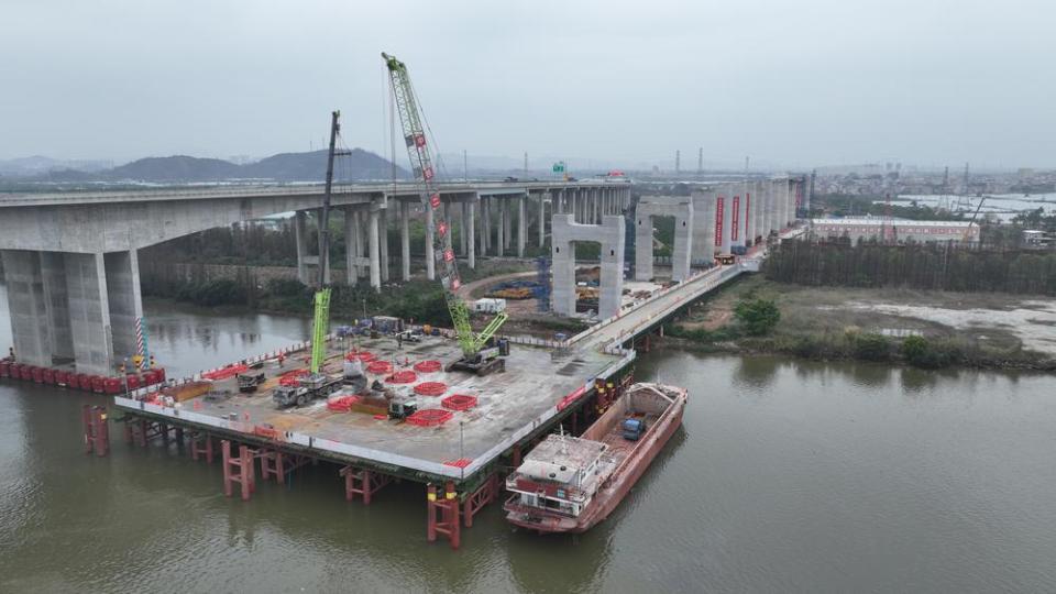 深江铁路重难点工程取得突破进展,跨虎跳门水道特大桥主塔桩基础施工