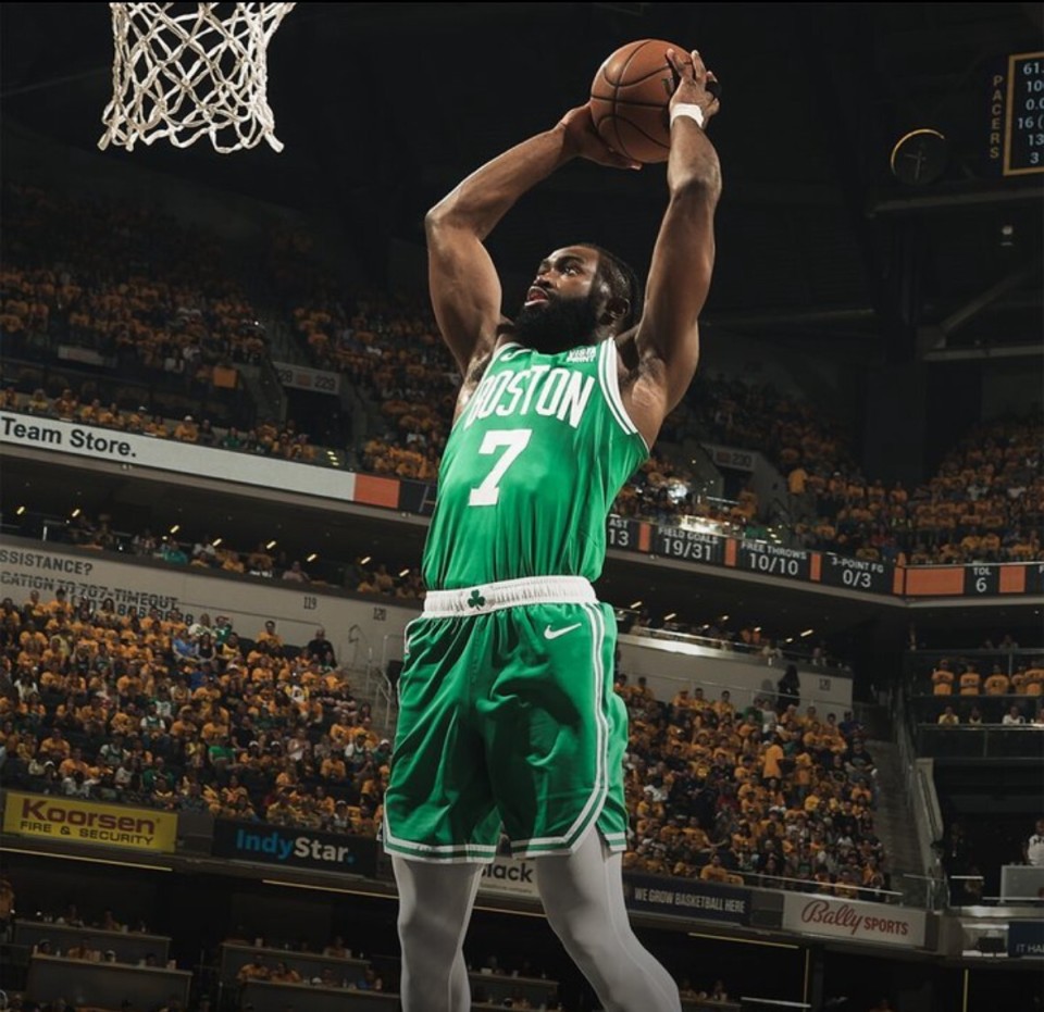 本场比赛,杰伦-布朗代表凯尔特人出战38分钟,投篮18中10,三分5中1