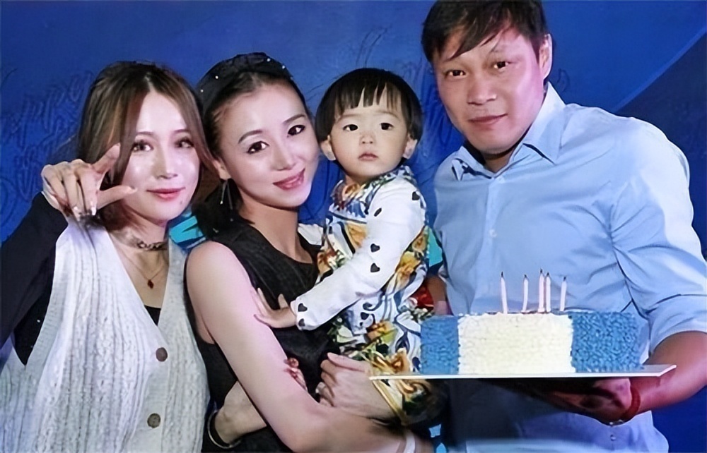 人生赢家！范志毅与家人庆祝54岁生日，36岁娇妻与25岁大女儿似乎姐妹