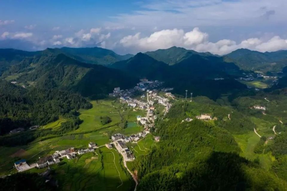 最高的湖泊摩尼仙草湖地址:泸州市合江县笔架山风景区有飞仙亭,罗公亭