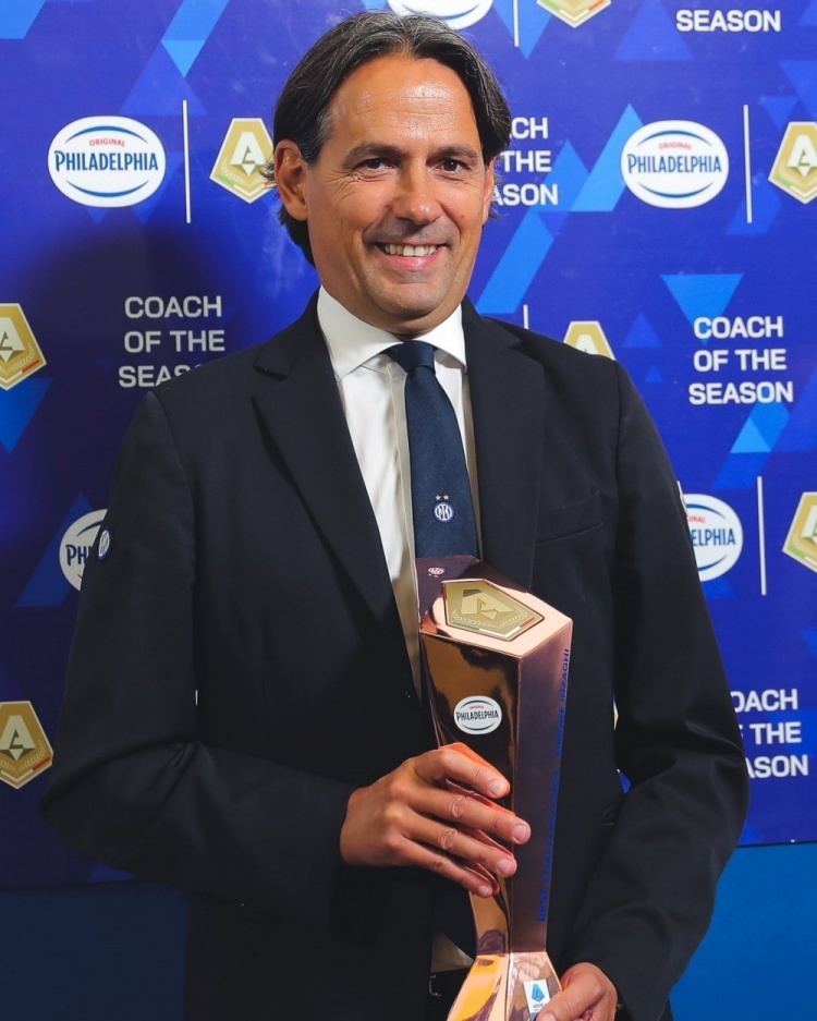 国米主帅小因扎吉领取了23/24赛季意甲最佳主帅奖杯,国米前锋劳塔罗