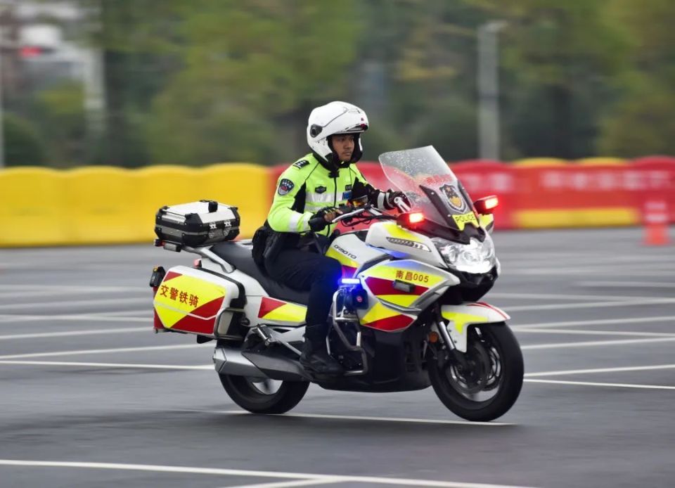 大嗓门铁骑,帅!_腾讯新闻