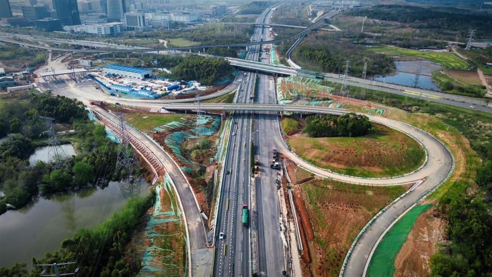 缓解四环线行车压力,武汉绕城高速扩建工程冲刺年内建成_腾讯新闻