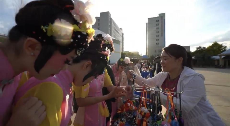 据工作人员殷俊介绍,博州当地群众对湖北非遗项目的喜爱程度,让很多