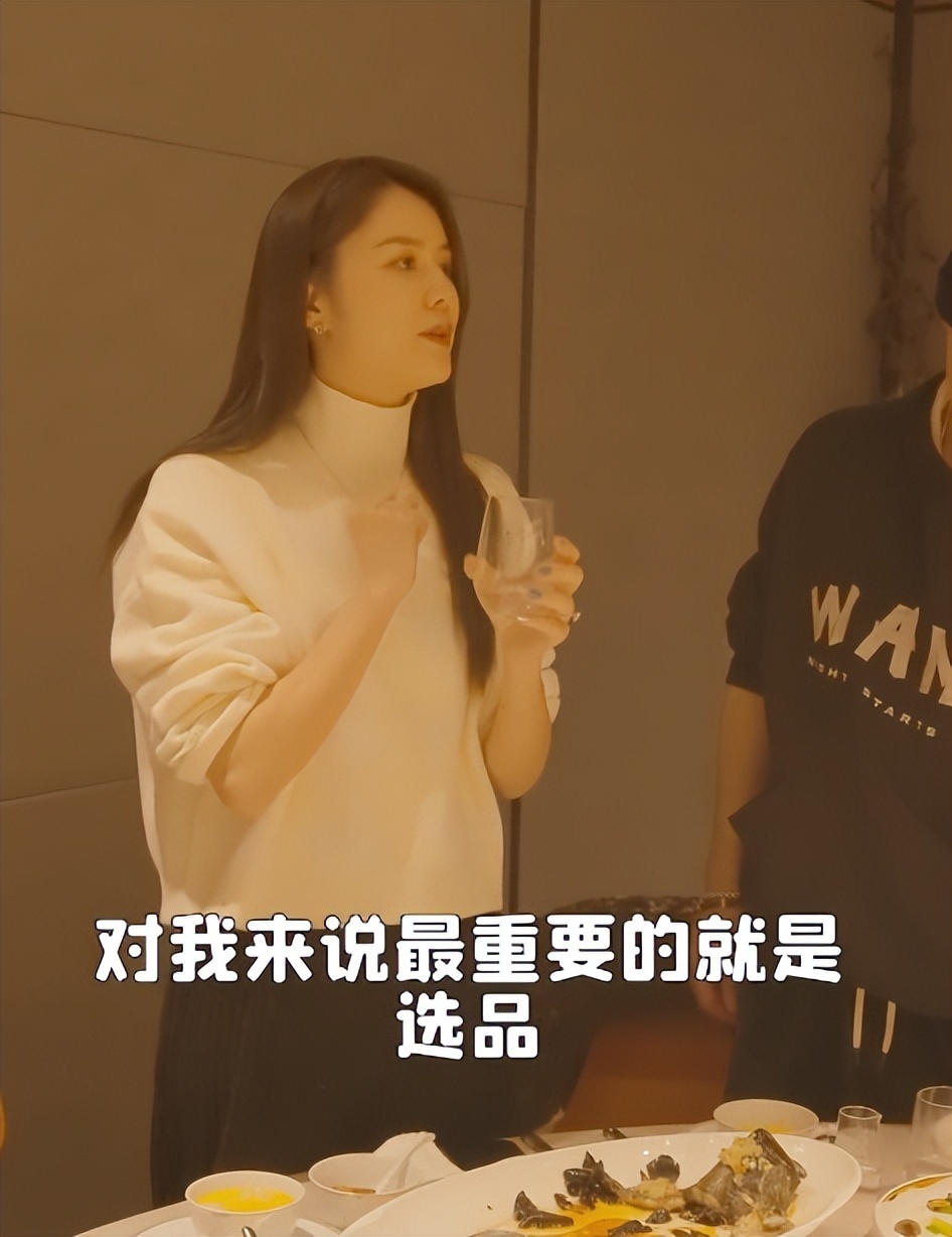 林峰想二胎生个儿子,张馨月却开始带货赚钱,开100万车接送女儿_腾讯