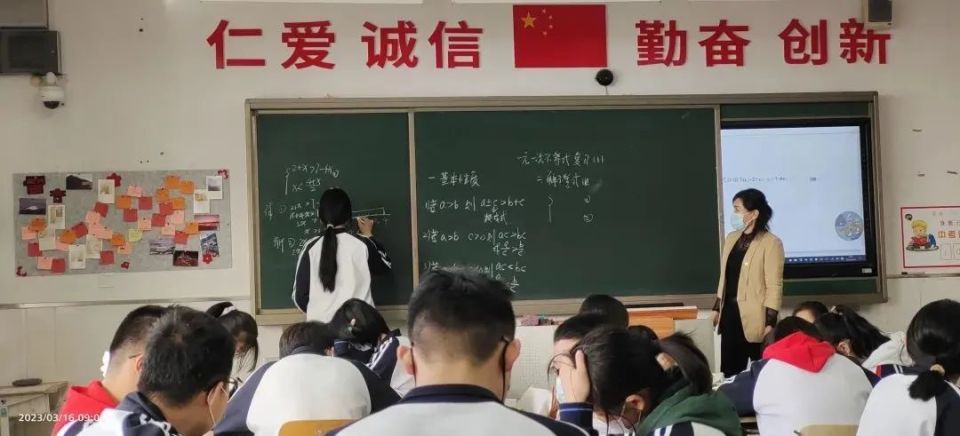 王新不断通过学习与反思,更新自己的教育教学知识