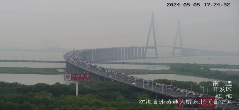 但由北向南车流量仍旧较大↑↑↑目前g15沈海高速苏通大桥段北往南