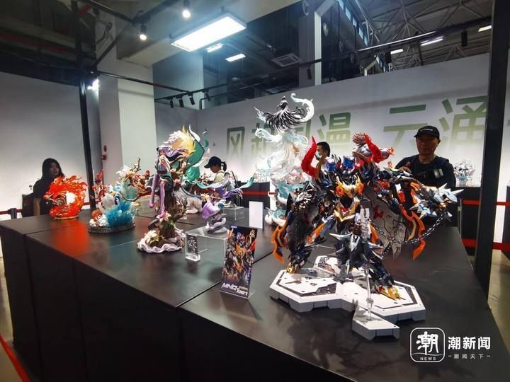 (陈颖 摄)恐龙模型,高达模型,让现场的动漫爱好者们玩得不亦乐乎,有些