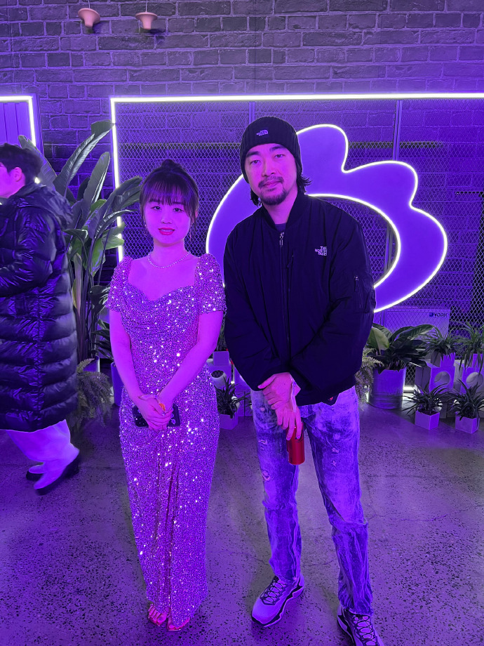 这啥造型啊徐静雨穿羽绒服走红毯与吴艳妮合影战老造型惊艳