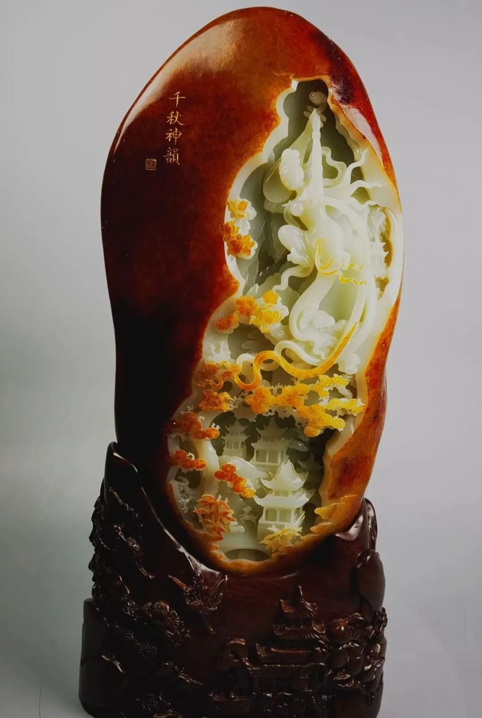作品采用新疆和田籽玉原料,巧用自身枣红皮,借鉴山子雕扬州玉雕传统