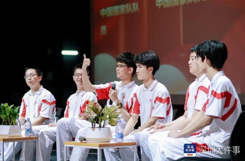 在校园里"追星"!这些深圳学子与奥赛金牌学长们面对面交流