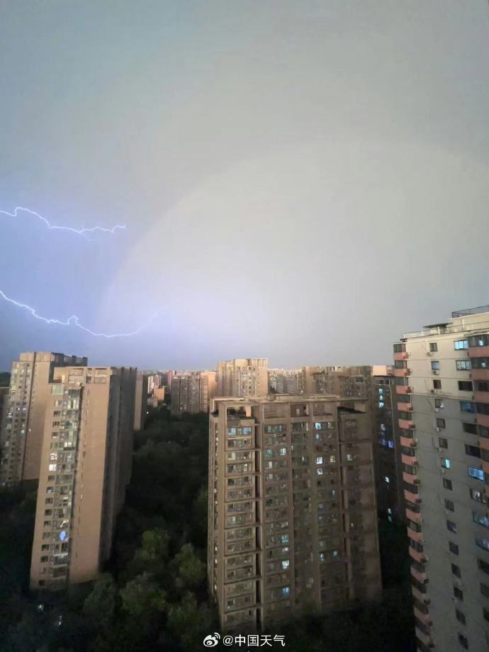 今晚的北京电闪雷鸣,你拍到了吗?
