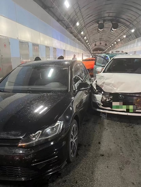 龙耀路隧道浦东往浦西方向车道内发生一起4车追尾事故,造成涉事车辆不