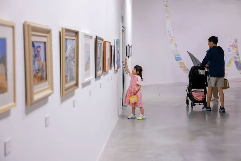 让孩子们的作品得到尊重,也让参观者能够从孩子们的视角去欣赏艺术