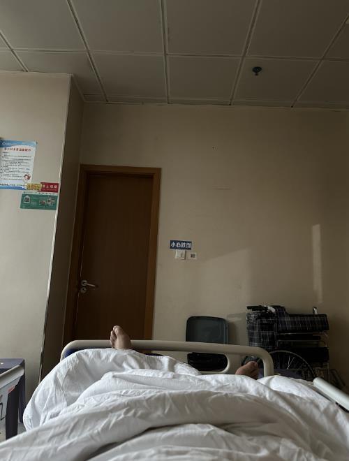 山火救援 有人为追进度"狂飙"一夜 有人不慎受伤偷跑出医院继续救援