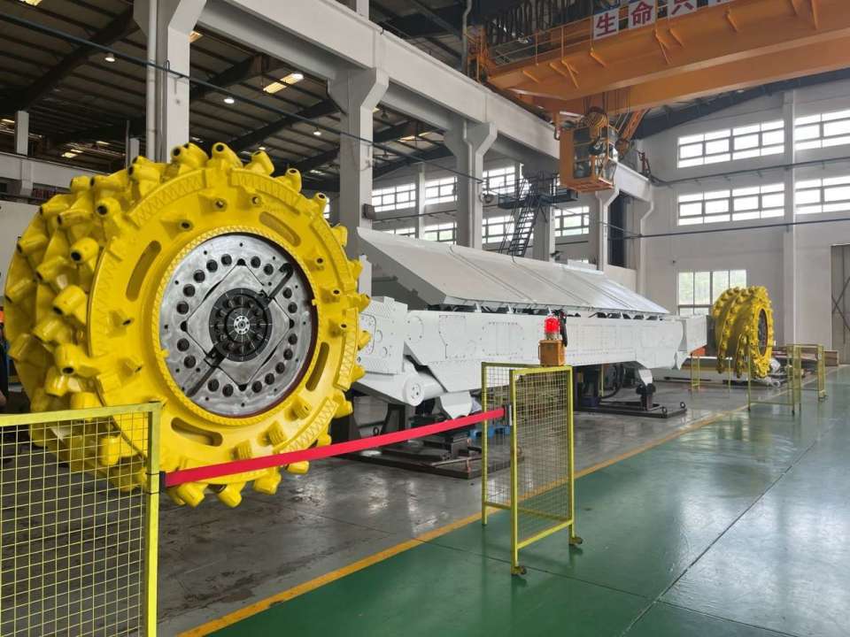 中国煤科上海研究院mg900/2360-wd采煤机成功下线