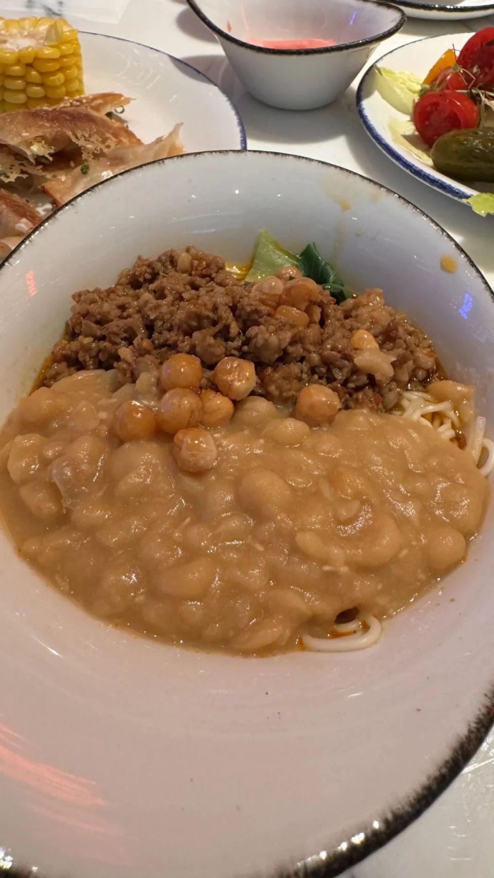 成都w酒店的早餐不错,一点青菜,几块奶酪,还要了一碗豌杂面.