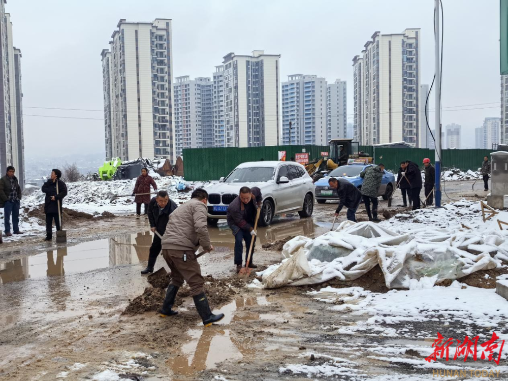 龙山县华塘街道华新社区组织开展节前环境卫生大清理