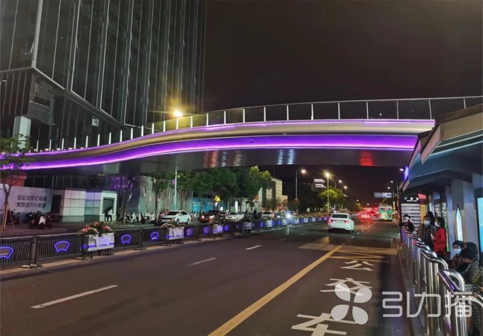 连通两大商圈华贸太阳广场天桥工程完工