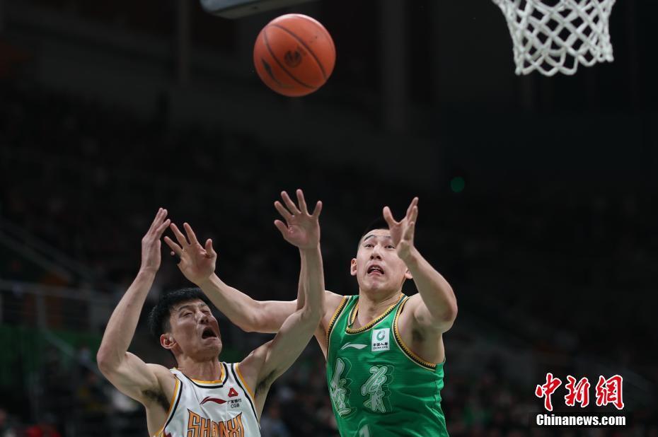 图为辽宁本钢队球员李晓旭(右)在比赛中防守.中新网记者 于海洋 摄