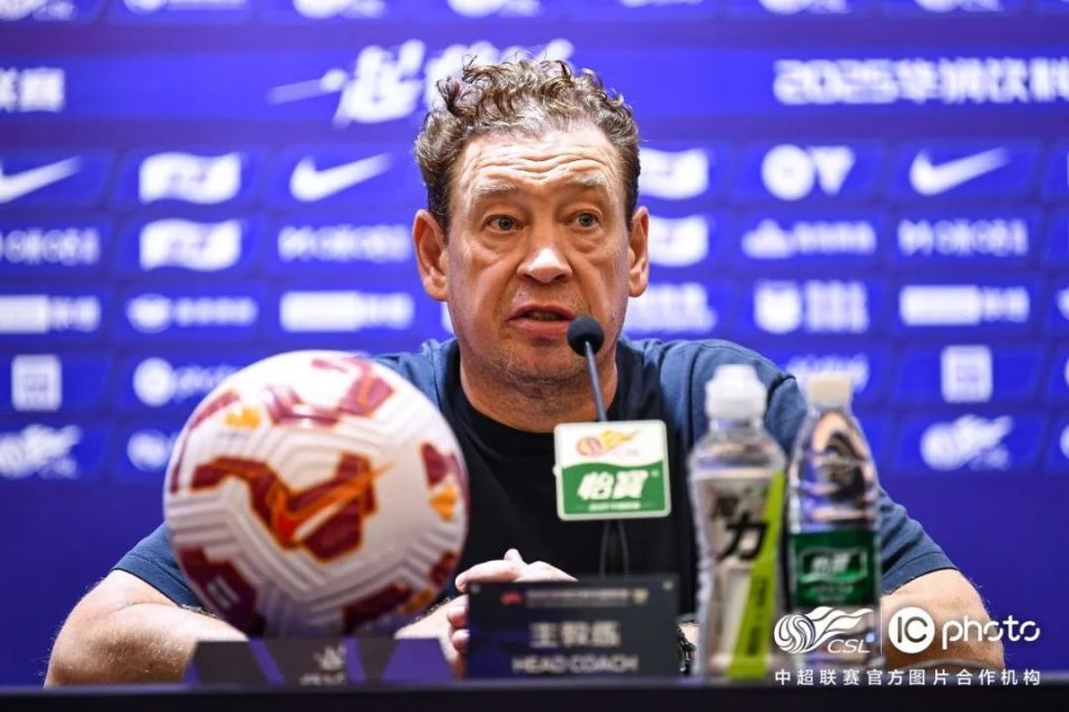 踔厉2025·赛后 - 斯卢茨基：对球队表现感到满意 路易斯四黄停赛是唯一遗憾