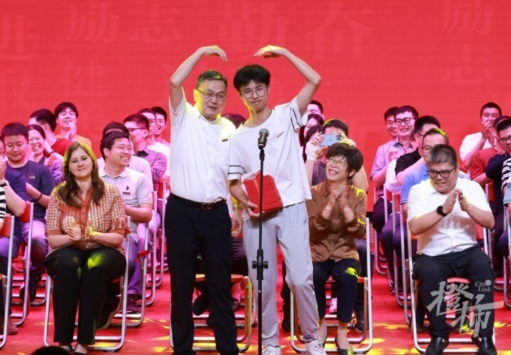 镇海中学举办高三毕业典礼,学生邀校长比了一连串的心