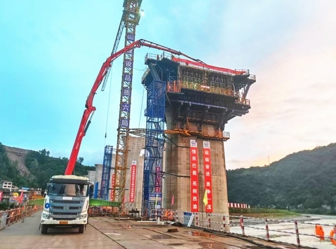西渝高铁樊哙站1号六线特大桥进入上部结构施工阶段