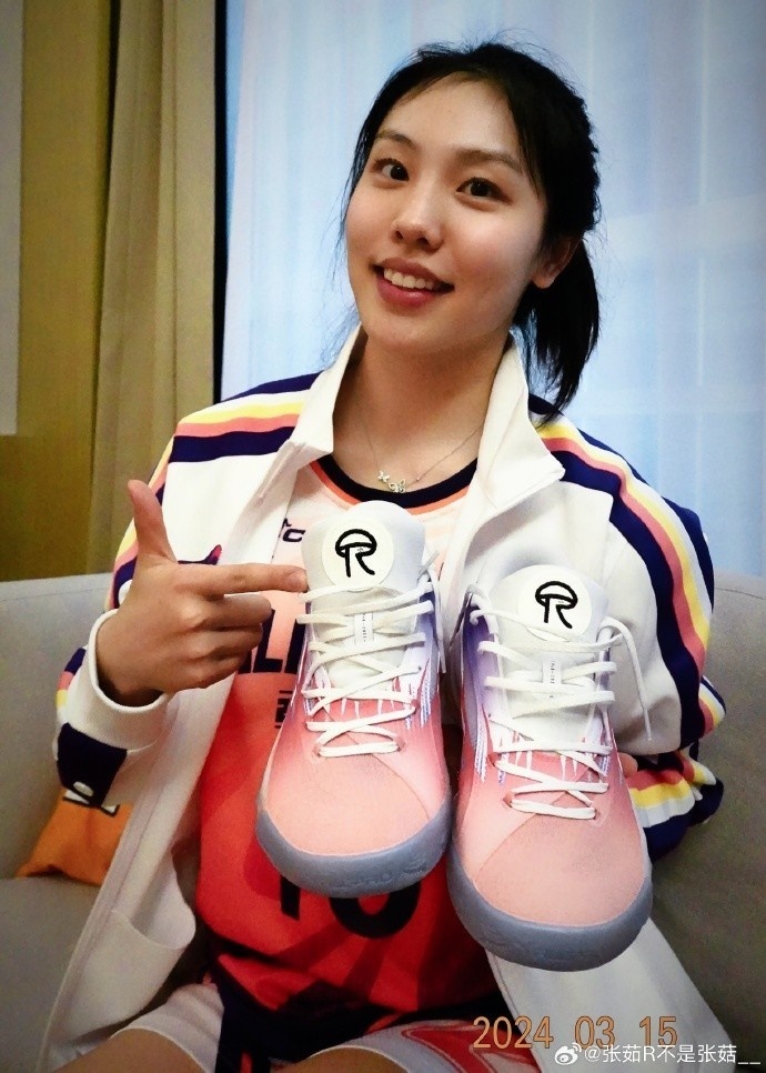 张茹晒照又是一年体验wcba全明星大家周末愉快