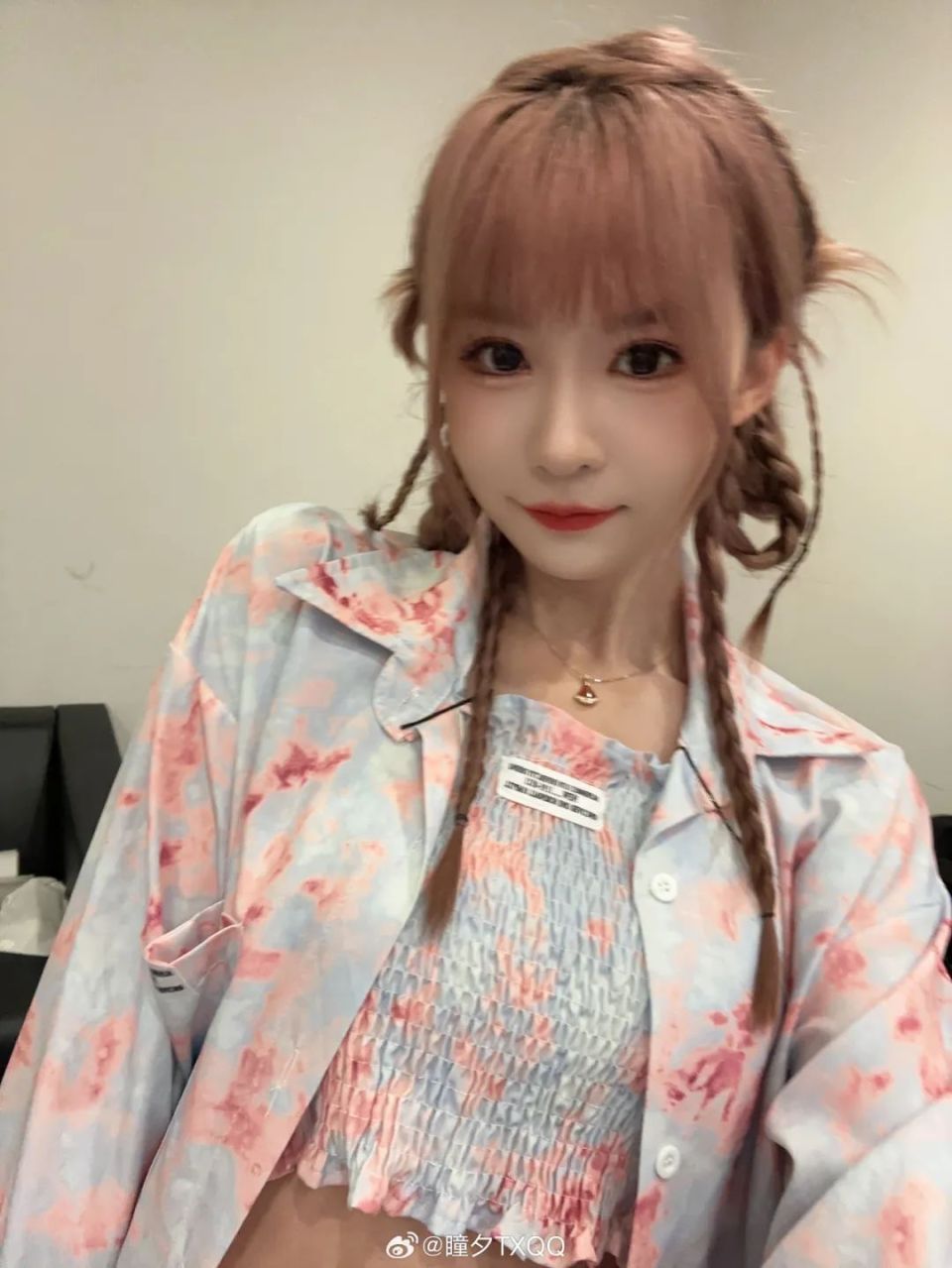 【lpl老婆】瞳夕麻花辫甜美装扮,羡慕兮夜