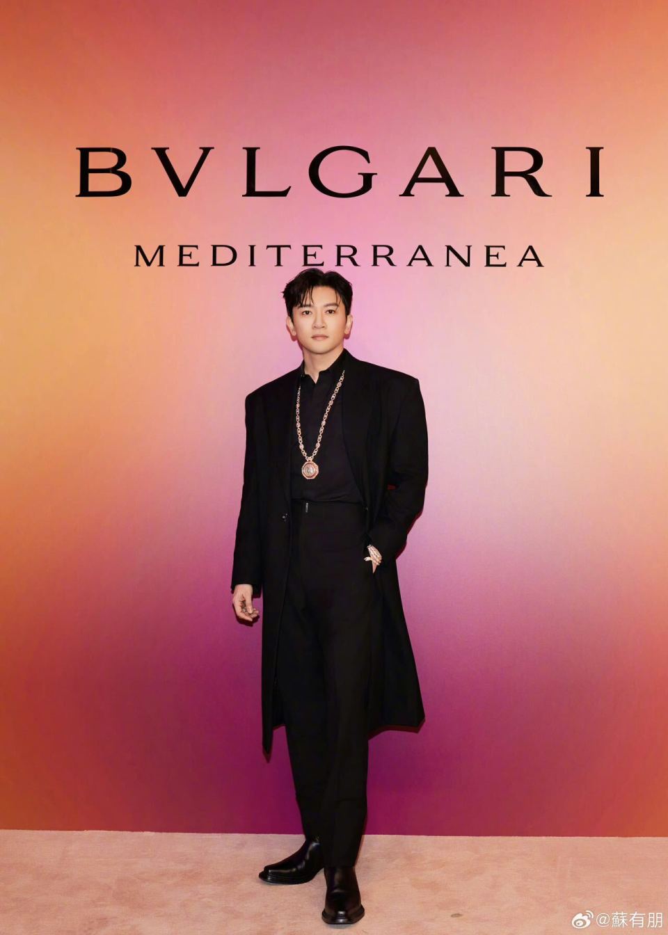 苏有朋延续一贯的绅士风格现身宝格丽高级珠宝活动,全黑西装造型简单