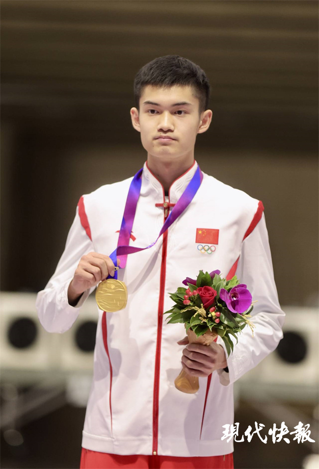 最后一枪开打之前,盛李豪已经领先第二名接近2环