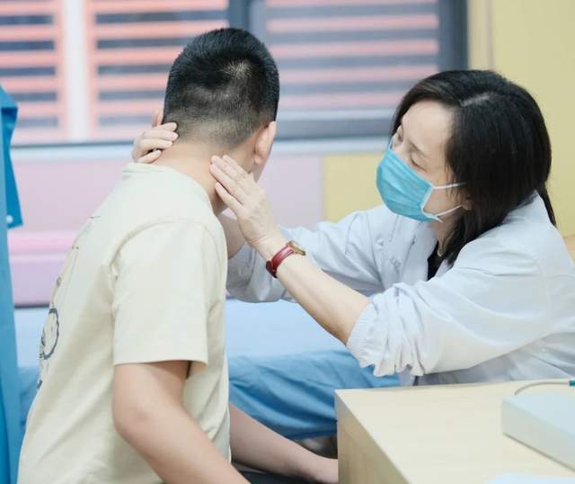 暑假小神兽半夜撒欢不睡？晚睡竟真会影响长高！为啥？
