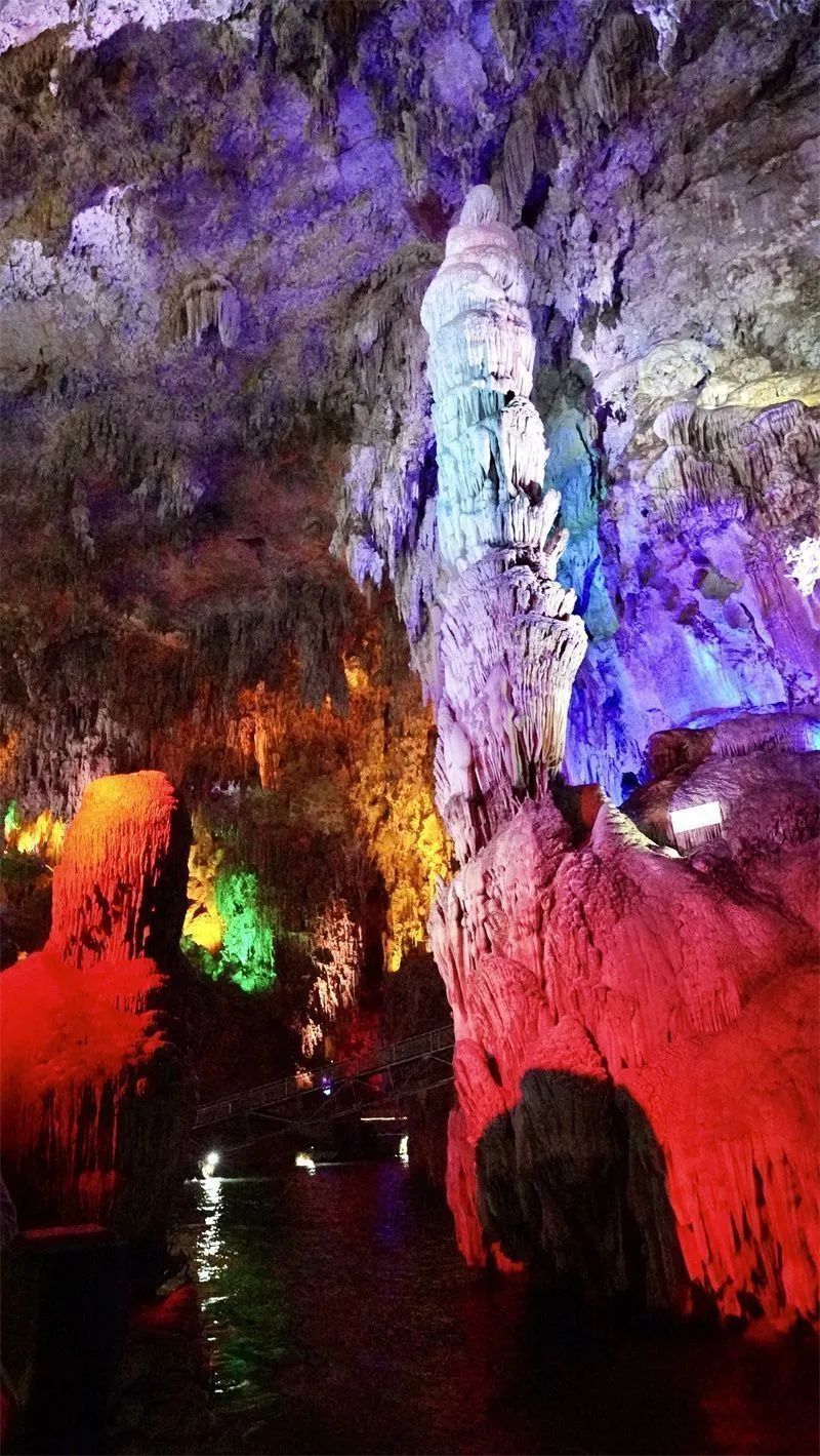 燕子洞由自然林地,旱洞宗教文化区,水洞三部分组成.