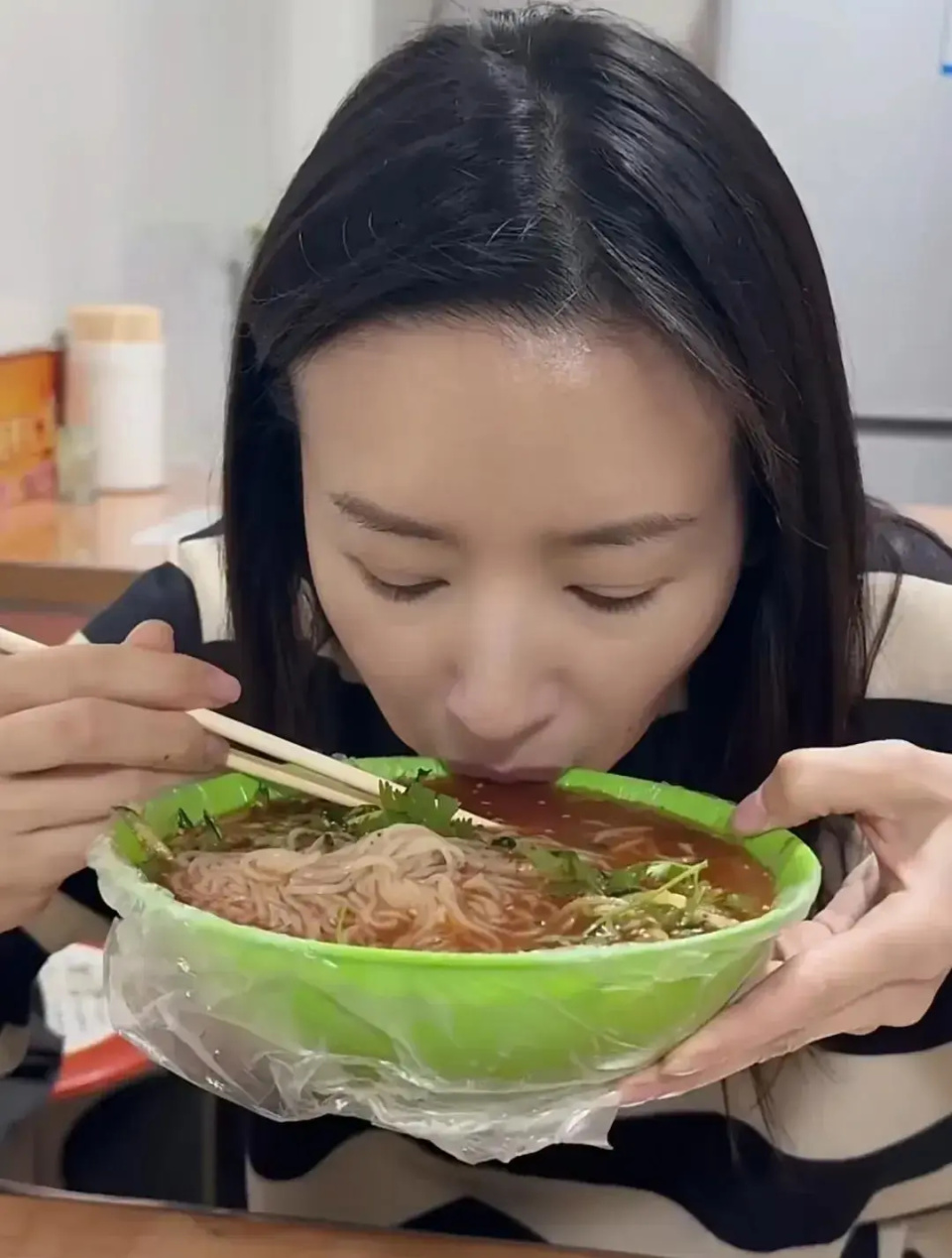 素颜出行的董洁皮肤很白皙,一看就知道,保养不错.